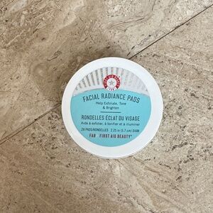 First Aid Beauty Facial Radiance Pads 28 Pads